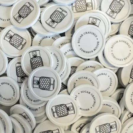 Kleine plastic munten Ø23mm met jouw eigen ontwerp - per 100 stuks