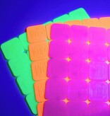 Fluorescerende breekmunten van plastic met 25 munten per matje - per 1000 stuks