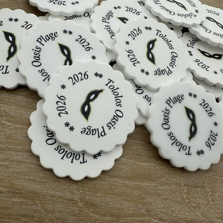 Witte golvende plastic munten Ø38mm met jouw eigen ontwerp - per 100 stuks