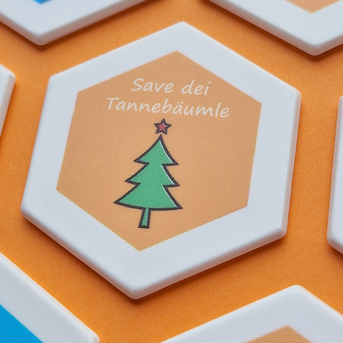 Detail close up witte plastic zeshoek munt met gekleurde bedrukking