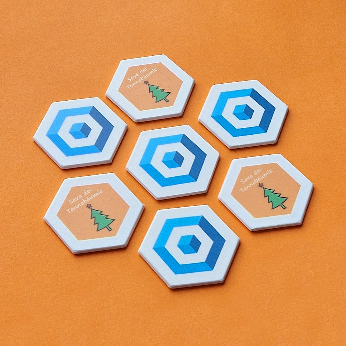 Overview van witte plastic zeshoek munten met gekleurde bedrukking schuin gefotograveerd