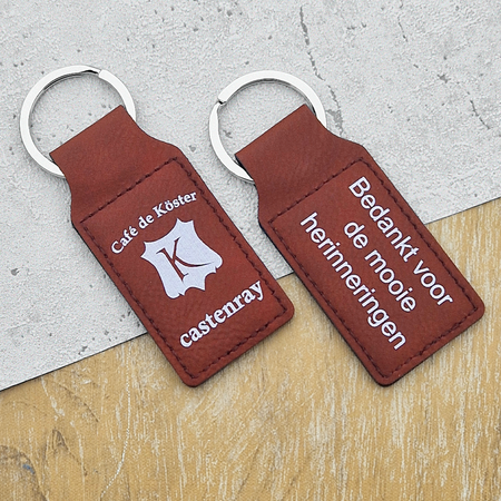 Leren sleutelhanger rechthoek met logo in bordeaux 33x70mm - per 1 stuk