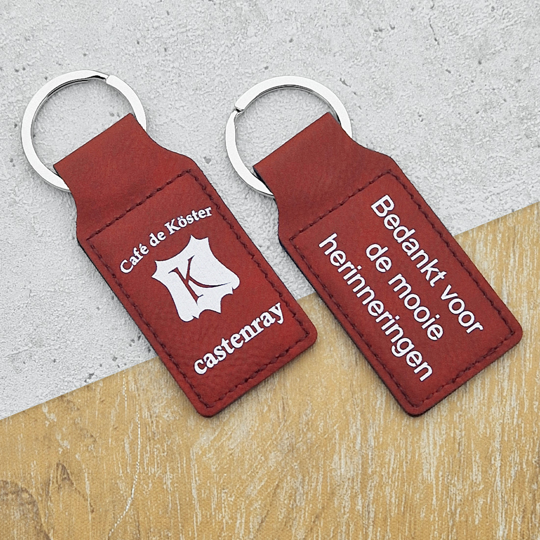 Overview bordeaux rode leren sleutelhangers met bedrukking schuin gefotograveerd