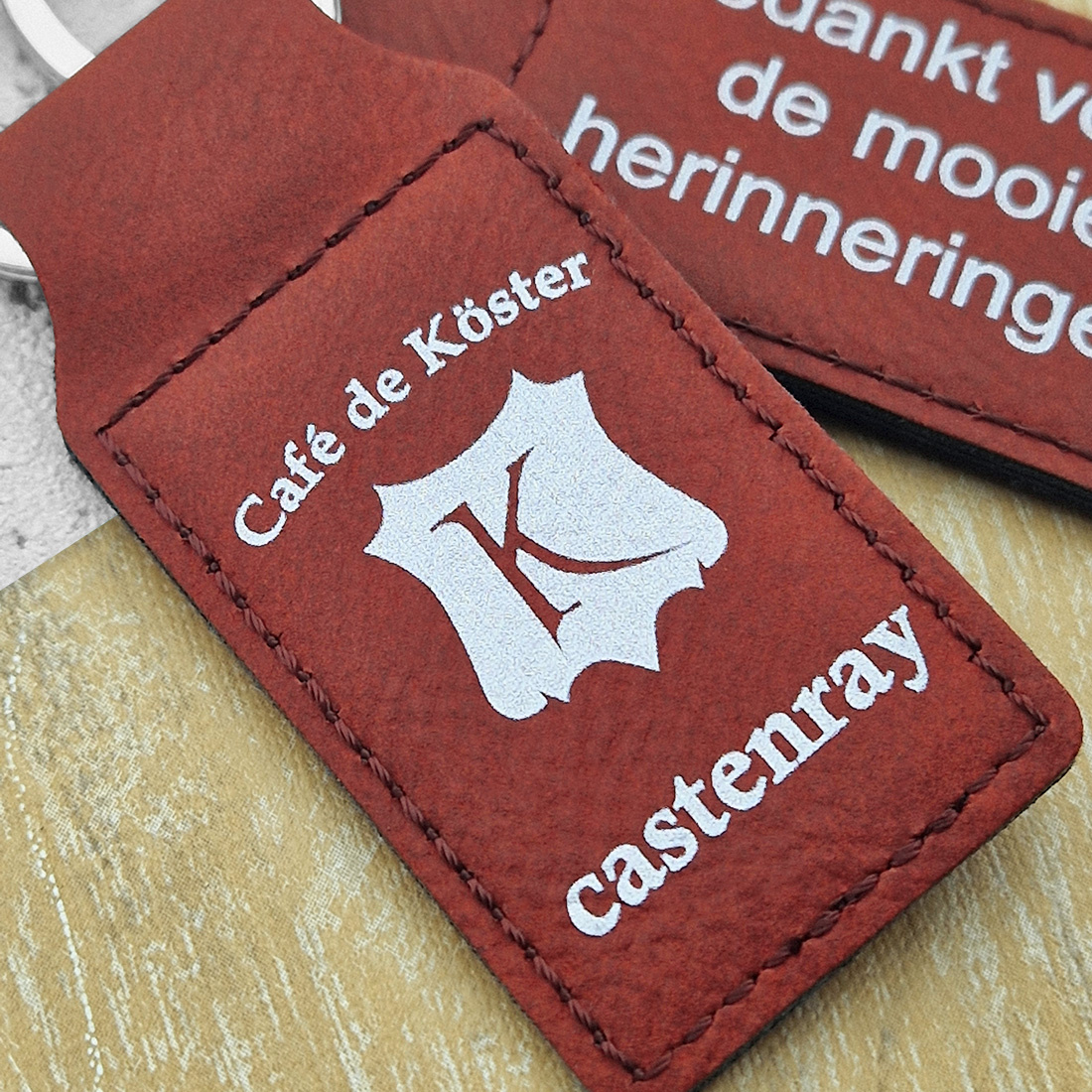 Close up bordeaux rode sleutelhangers met witte bedrukking