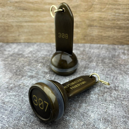 Hotel sleutelhanger Empire met gravering van gebruineerd messing - per 1 stuk