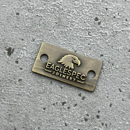 Brons gegoten Logo-plaatje/merkje  in reliëf in 40x15mm of 80x19mm