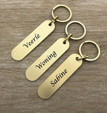 Felix ovale hotelsleutelhangers in gesatineerd en ongelakt Messing 78x20mm, 67x37mm of 85x45mm in een dikte van 1½mm.