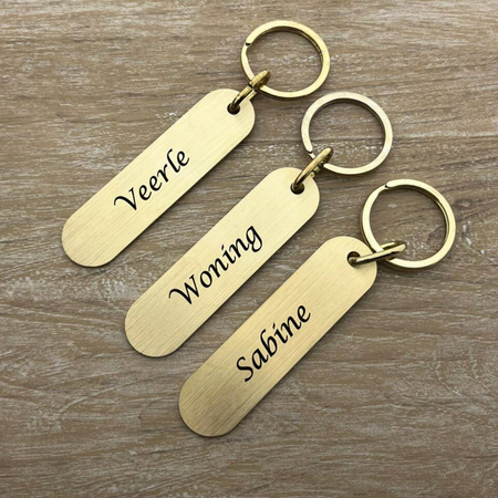 CombiCraft Felix ovale hotelsleutelhangers in gesatineerd en ongelakt Messing 78x20mm, 67x37mm of 85x45mm in een dikte van 1½mm.