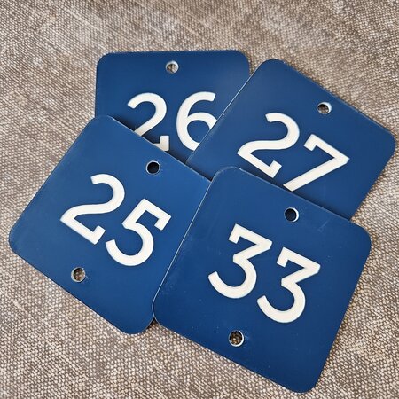 CombiCraft Nummerplaatjes Kunststof Vierkant met afgeronde hoeken 1,6mm dik met gravering en 2 gaatjes boven en onder