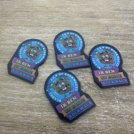 CombiCraft Plexiglas Pin of speldje snel te leveren, Gekleurd plexiglas met een bedrukking en afgewerkt met een vlindersluiting of brochespeld.