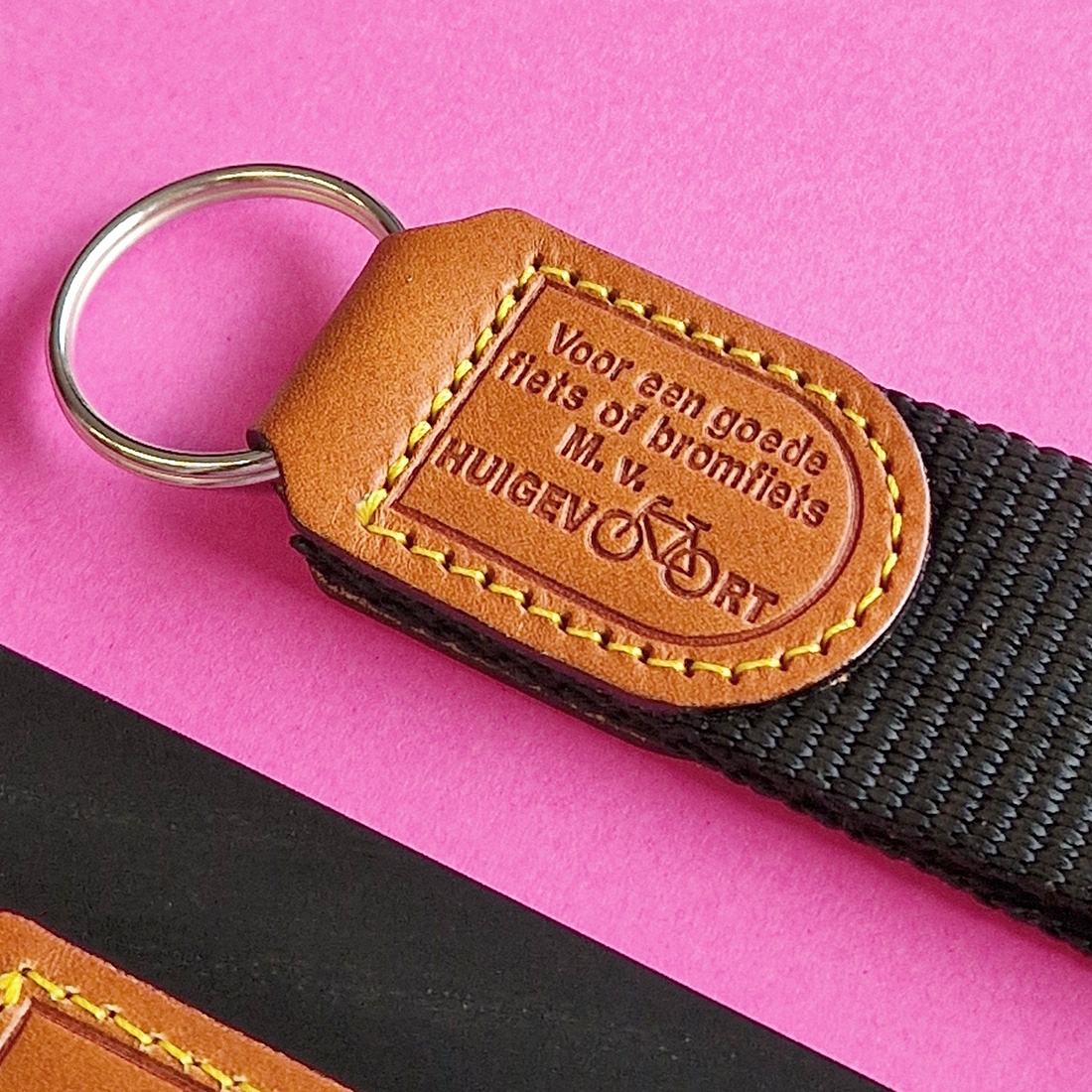 Close up leren sleutelhanger met zwart nylon en ontwerp op leer