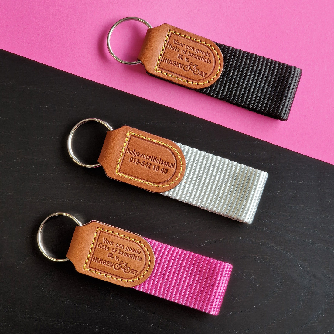 Overview leren sleutelhanger met gekleurd nylon met eigen onwerp schuin gefotograveerd