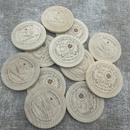 CombiCraft Houten munten met eigen gravering Ø50mm - per 100 stuks