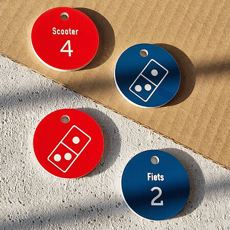 Kunststof sleutellabel met tekst, nummer en logo tweezijdig gegraveerd - per stuk