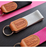 CombiCraft Leren sleutelhanger met keuze uit 10 kleuren nylonband in een neutrale uitvoering.