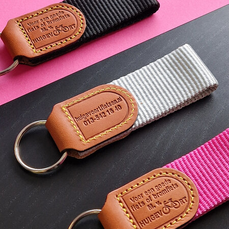 Leren sleutelhanger met keuze uit 10 kleuren nylonband in een neutrale uitvoering.
