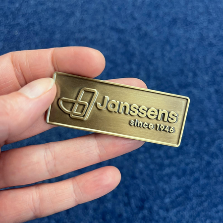 Gegoten logo plaatje 65x25mm met of zonder tape vanaf 100 stuks