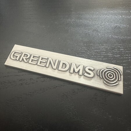 Gegoten logo plaatje 80x19mm met of zonder tape vanaf 100 stuks