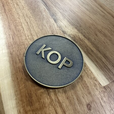 Gegoten logo plaatje Ø40mm met of zonder tape vanaf 100 stuks