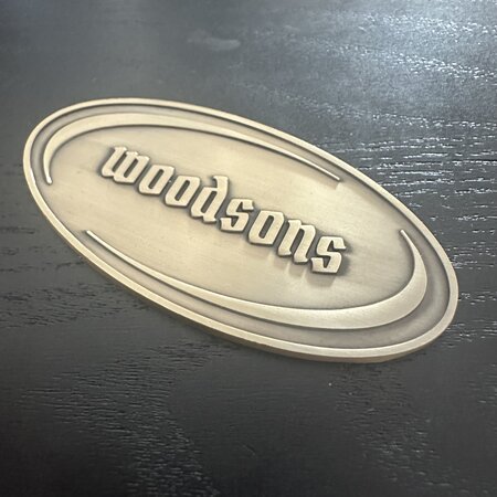 Gegoten logo plaatje 70x35mm met of zonder tape vanaf 100 stuks