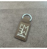 Leren sleutelhanger rechthoek met logo in bruin 33x70mm - per 1 stuk
