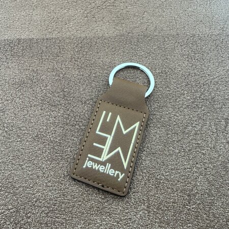 Leren sleutelhanger rechthoek met logo in bruin 33x70mm - per 1 stuk