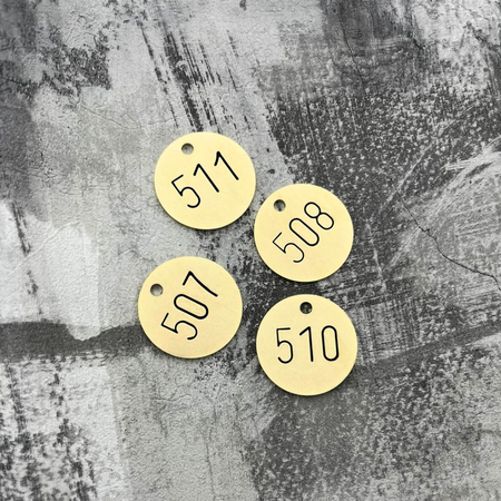 CombiCraft Nummerplaatjes Blank Messing rond met geslagen nummers met inkleuring en één gat