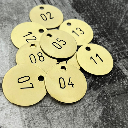 CombiCraft Nummerplaatjes Blank Messing rond met geslagen nummers met inkleuring en één gat