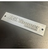 Gegoten logo plaatje 80x19mm met gaten vanaf 100 stuks