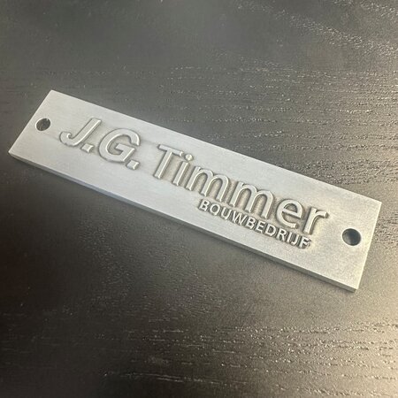 Gegoten logo plaatje 80x19mm met gaten vanaf 100 stuks