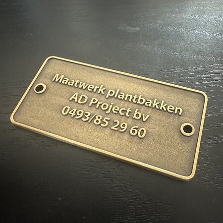 Gegoten logo plaatje 70x35mm met gaten vanaf 100 stuks
