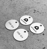 Aluminium sleutellabel met nummer en logo zilverkleurig tweezijdige gravering - per stuk