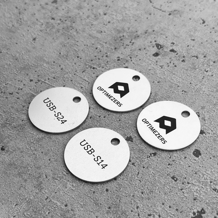 Aluminium sleutellabel met nummer en logo zilverkleurig tweezijdige gravering - per stuk