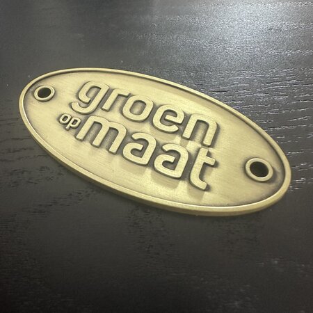 Gegoten logo plaatje 70x35mm met gaten vanaf 100 stuks