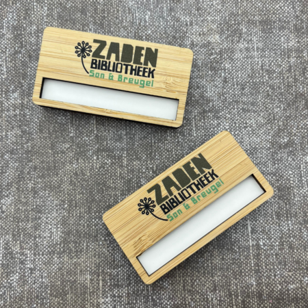 Bamboe naambadge met venster 72x38mm eigen ontwerp - per stuk