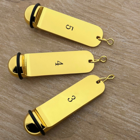 Metalen hotel sleutelhanger Classico 29x108mm goudkleurig met gravering - per stuk