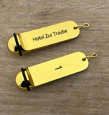 Metalen hotel sleutelhanger Classico 29x108mm goudkleurig met gravering - per stuk