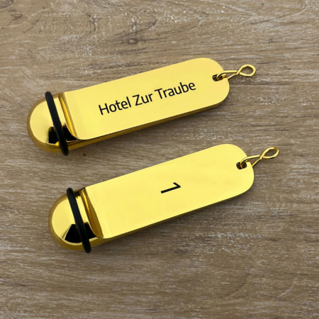 Metalen hotel sleutelhanger Classico 29x108mm goudkleurig met gravering - per stuk