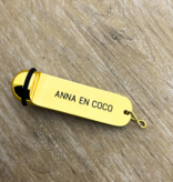 Metalen hotel sleutelhanger Classico 29x108mm met gravering goudkleurig - per stuk