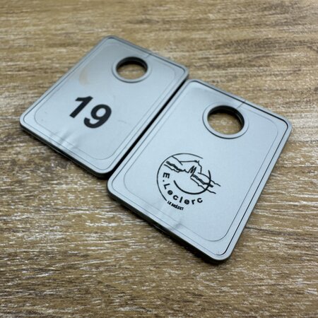 Garderobemunten Tiffany kunststof 36x50mm eigen nummering zilver - per stuk