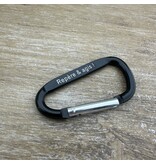 Zwarte karabijnhaak met tekst gravering 60x30mm - per stuk