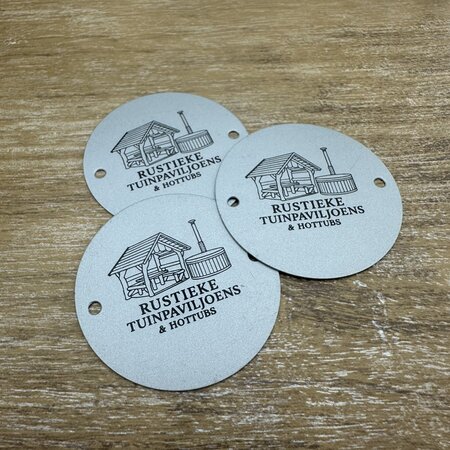 Aluminium logo plaatje Ø50mm met jouw logo op zilverkleurig of wit aluminium gedrukt  2 gaatjes