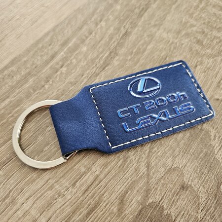 Leren sleutelhanger rechthoek met logo in donkerblauw 33x70mm - per 1 stuk