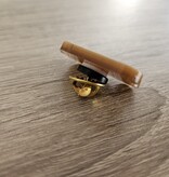 Plexiglas Pin of speldje snel te leveren, Gekleurd plexiglas met een bedrukking en afgewerkt met een vlindersluiting of brochespeld.