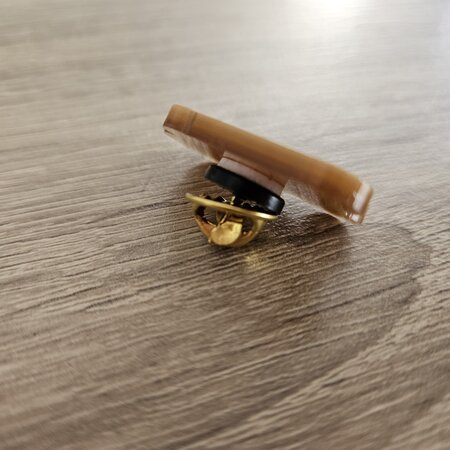 Plexiglas Pin of speldje snel te leveren, Gekleurd plexiglas met een bedrukking en afgewerkt met een vlindersluiting of brochespeld.
