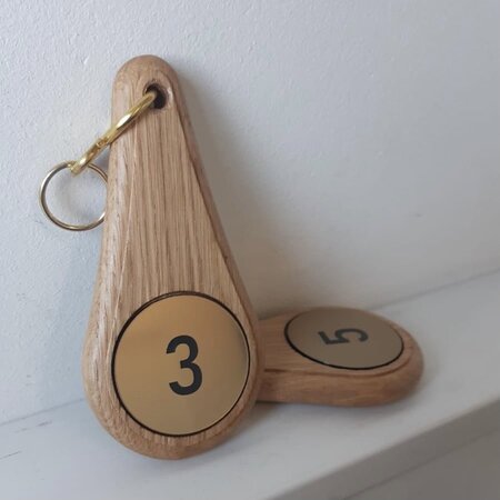 Houten hotel sleutelhanger Oaky Drop lichtbruin blanco of met gravering - per 1 stuk