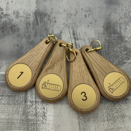 Houten hotel sleutelhanger Oaky Drop lichtbruin blanco of met gravering - per 1 stuk