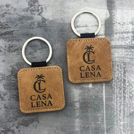 Leren sleutelhanger vierkant met logo in lichtbruin 50x50mm - per 1 stuk