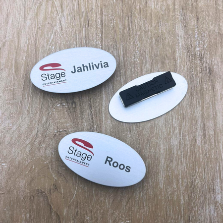 Aluminium naambadge 70x37mm met eigen ontwerp in onderdruk - per stuk