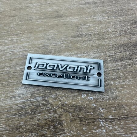 Gegoten logo plaatje 60x15mm met gaten vanaf 100 stuks